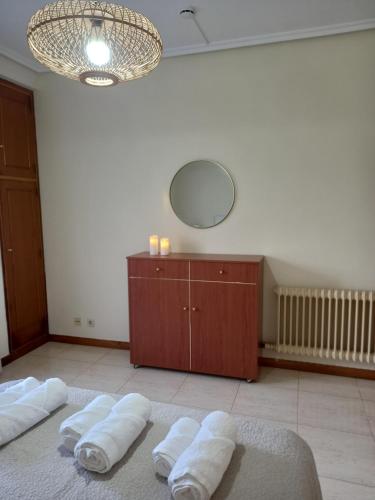 una habitación con 3 toallas en el suelo en Apartamento primera línea playa d samil, en Vigo