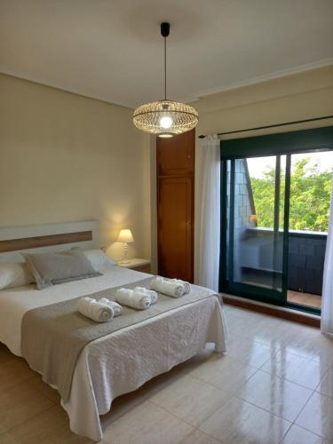 1 dormitorio con 1 cama con toallas en Apartamento primera línea playa d samil, en Vigo