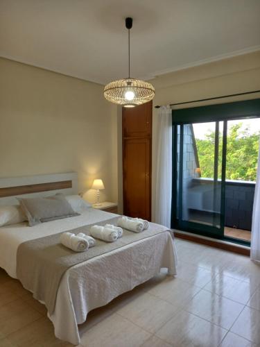 Posteľ alebo postele v izbe v ubytovaní Apartamento primera línea playa d samil