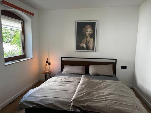 a bedroom with a bed and a window at Coole Wohnung + Gratis Parkplatz in Schwäbisch Hall