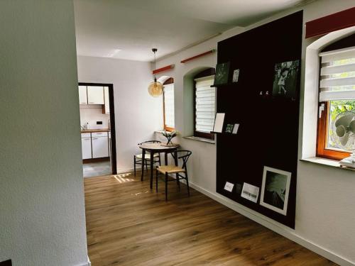 a living room with a table and a dining room at Coole Wohnung + Gratis Parkplatz in Schwäbisch Hall