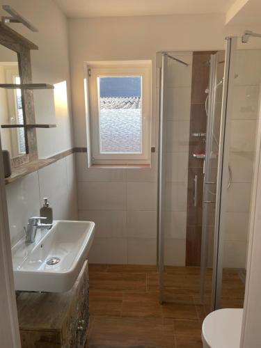 a bathroom with a sink and a shower at Zschampert Hof bei Leipzig Ruhige Ferienwohnung Landliebe für 2-3 Personen in Markranstädt