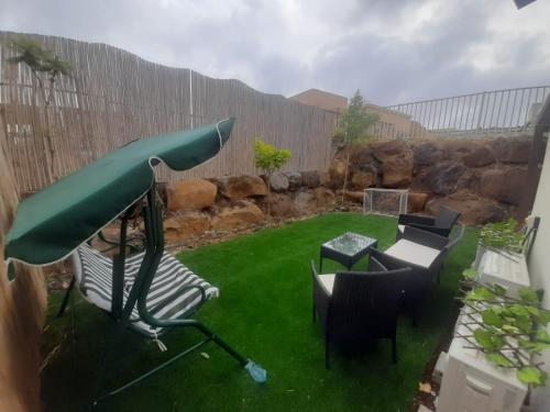 a garden with a green slide in a yard at נענע in Keshet