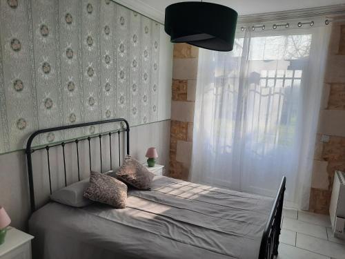 - une chambre avec un lit et une fenêtre dans l'établissement Gîte de Lussan, à Pleine-Selve