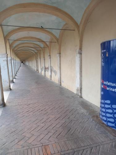 un corridoio vuoto in un edificio con soffitti a volta di IL GRANCHIO BLU a Comacchio