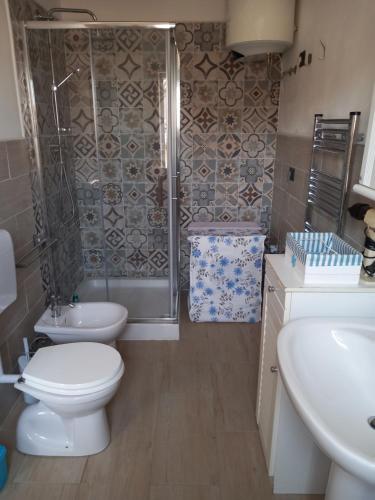 bagno con servizi igienici, doccia e 2 lavandini di IL GRANCHIO BLU a Comacchio