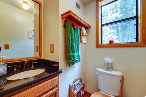 y baño con lavabo, aseo y espejo. en Truckee Cabin Getaway with Private Hot Tub!, en Truckee