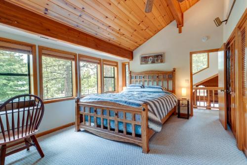 1 dormitorio con 1 cama en una habitación con ventanas en Truckee Cabin Getaway with Private Hot Tub!, en Truckee