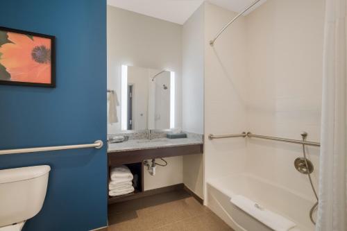 La Quinta Inn & Suites by Wyndham Sulphur Lake Charles في سولفور: حمام مع مرحاض ومغسلة وحوض استحمام