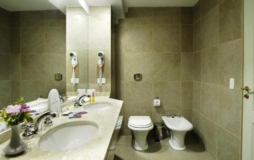 A bathroom at Cacique Inacayal Lake Hotel & Spa