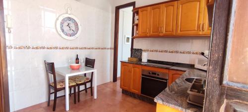 cocina con mesa pequeña y encimera en Las Palmas centro con terraza privada, en Las Palmas de Gran Canaria