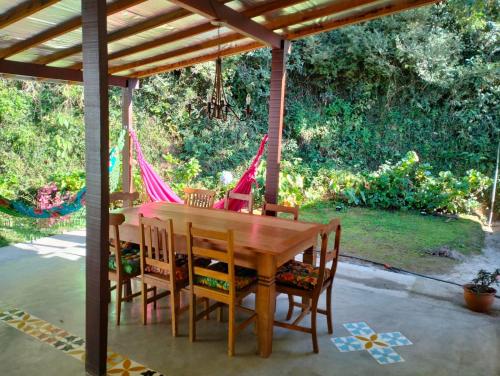 einen Holztisch und Stühle unter einem Pavillon in der Unterkunft Casa da Baronesa in Santa Maria Madalena