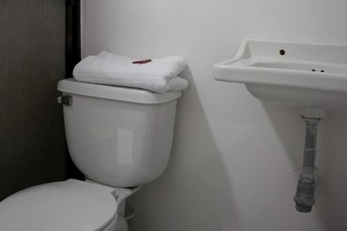 a bathroom with a white toilet and a sink at Ayenda Marana in Manizales