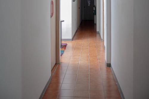 a hallway with a tiled floor in a hallway at Ayenda Marana in Manizales
