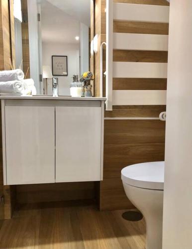 uma casa de banho com um WC branco e um lavatório. em A&C Cozy apartment Elvas em Elvas