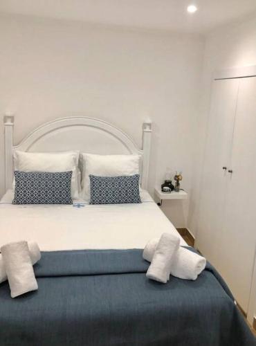 a bedroom with a bed with two towels on it at A&C Cozy apartment Elvas in Elvas
