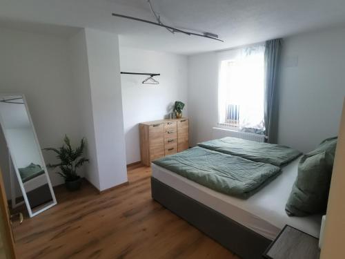 1 dormitorio con 1 cama, vestidor y ventana en Appartement Sonnenrot, en Sankt Lorenzen ob Murau