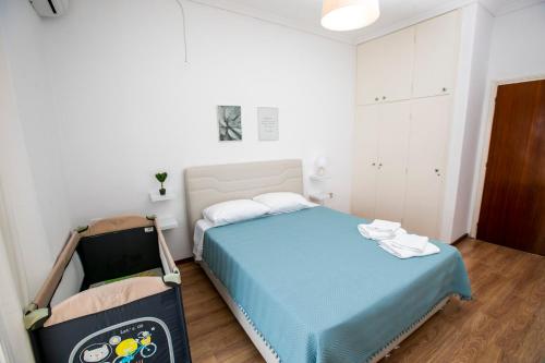 una piccola camera con letto e armadio di Harmony Apartment Kavala a Kavala