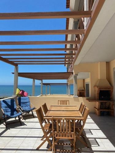 Μπαλκόνι ή βεράντα στο Sunset House With Seaview & Terrace by Vacationy