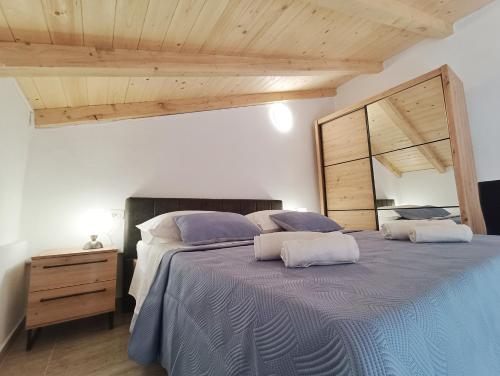 ein Schlafzimmer mit einem großen Bett mit zwei Kissen darauf in der Unterkunft Apartman Gallery Freya in Zadar