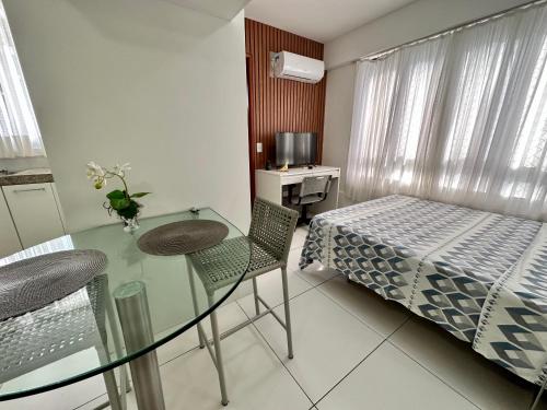 1 dormitorio con mesa de cristal y cama en Golden Point, en Recife