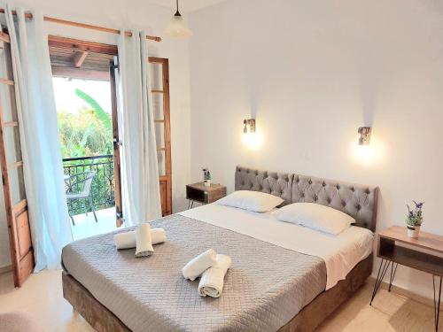 ein Schlafzimmer mit einem großen Bett mit Handtüchern darauf in der Unterkunft Athina apartments in Argassi