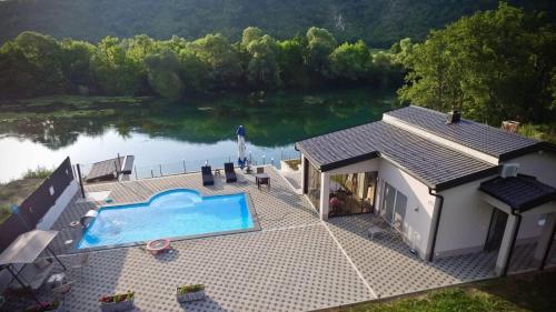 una vista aérea de una casa con piscina en Villa Lux, en Bosanska Krupa