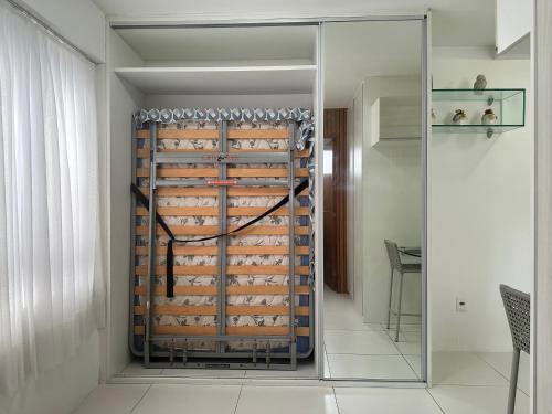 una cantina vinicola con scaffali in legno per il vino di Golden Point a Recife