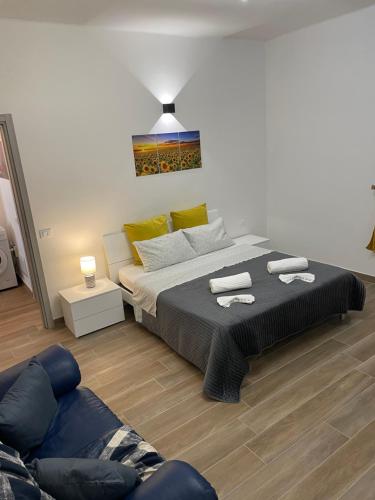 ein Schlafzimmer mit einem Bett und einem Sofa in der Unterkunft Savonarola residence in Alessandria