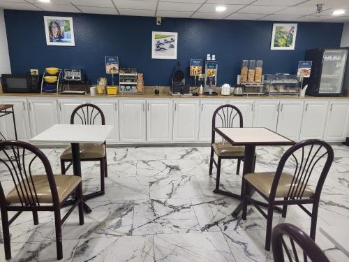 a restaurant with tables and chairs and a counter at Clarion Pointe Vidalia - Lyons West in Vidalia