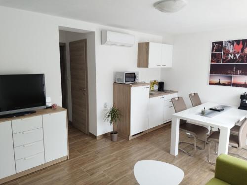 Ce petit appartement comprend une cuisine et une salle à manger. dans l'établissement MIA, à Rijeka