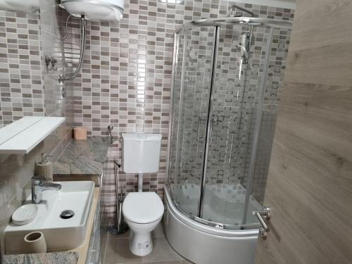 ein Bad mit einer Dusche, einem WC und einem Waschbecken in der Unterkunft MIA in Rijeka