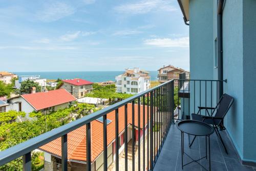 Un balcón con una silla y vistas al océano. en Villa Lеvandi, en Sinemorets