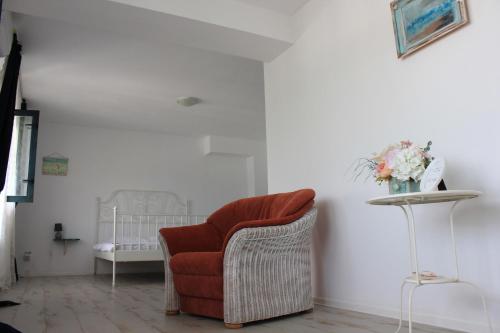 a living room with a chair and a crib at Vila Selina in Eşelniţa