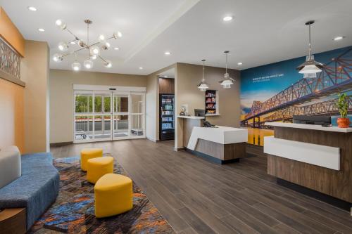 an office with a lobby with yellow accents at La Quinta Inn & Suites by Wyndham Sulphur Lake Charles in Sulphur