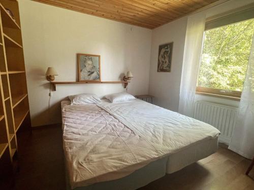 1 dormitorio con cama y ventana en Holiday home ANNESTAD II, en Annerstad
