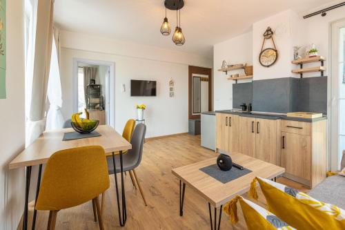 cocina y sala de estar con mesa y sillas en Villa Lеvandi, en Sinemorets