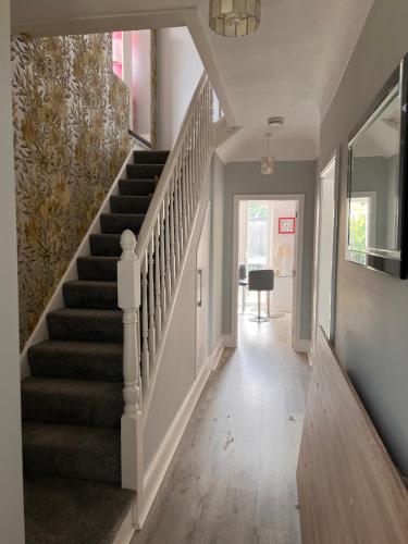 eine Treppe in einem Haus mit Treppenaufgang in der Unterkunft Golf Open Property to Rent Dates available 15th - 23th July in Wallasey