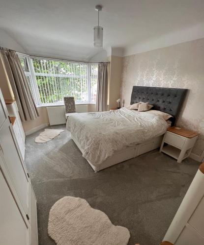 ein Schlafzimmer mit einem Bett und einem großen Fenster in der Unterkunft Golf Open Property to Rent Dates available 15th - 23th July in Wallasey