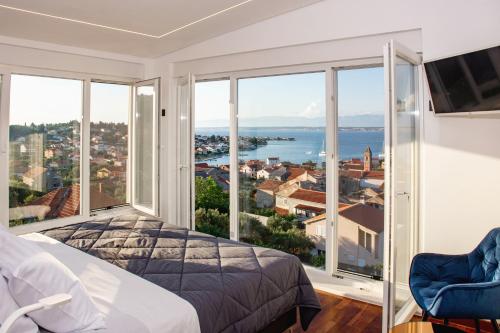 1 dormitorio con cama y vistas al océano en villa Ana en Preko