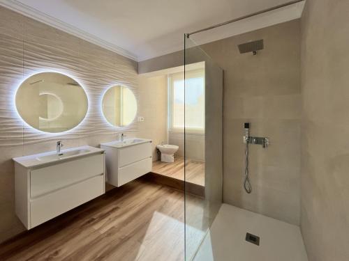 a bathroom with two sinks and a mirror at Piso en Puerto de Altea in Altea