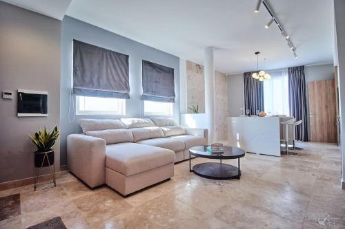 Televisyen dan/atau pusat hiburan di Luxury 2 BR Penthouse - Pool - close to Paceville