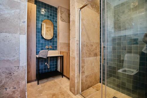 uma casa de banho com um chuveiro e uma cabina de duche em vidro. em Luxury 2 BR Penthouse - Pool - close to Paceville em St. Julian's