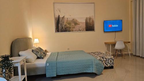 een slaapkamer met een bed en een tv aan de muur bij Luxury see view studio Al Marjan in Ras al Khaimah