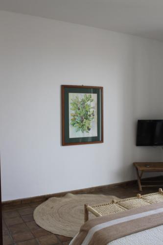 uma imagem pendurada em uma parede branca em uma sala de estar em Clori Gaeta em Gaeta