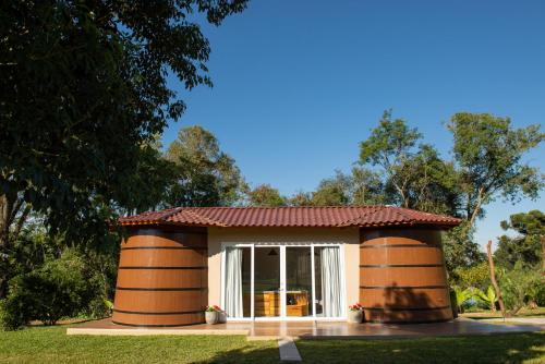 een klein huis met een rood dak bij Jardim das Pipas in Garibaldi