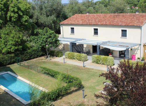 2 bedroom home with shared pool in lovely market town of Olonzac in wine region