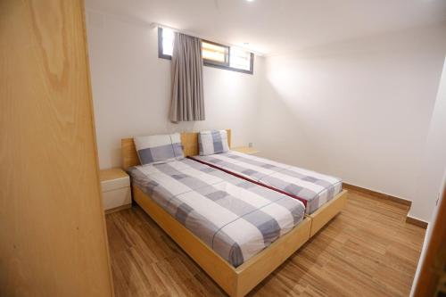 a small bedroom with a bed in a room at Villa Le Pacha Assilah - Appartement in Asilah