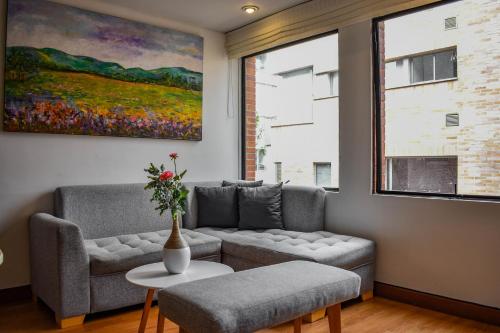 sala de estar con 2 sillas y sofá en Cora 96 Street Apartments, en Bogotá