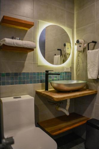 Un baño de Cora 96 Street Apartments